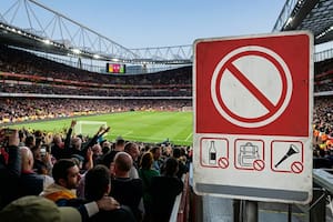 Los objetos que la FIFA prohíbe en los estadios y pueden dejar sin entrada a los fanáticos