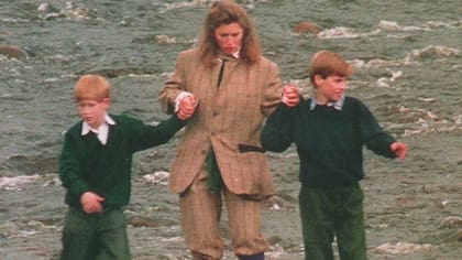 Los príncipes británicos Guillermo y Harry caminan de la mano con su niñera Tiggy Legge-Bourke