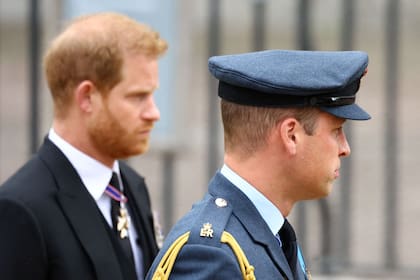 Los príncipes británicos Harry, duque de Sussex, y Guillermo, príncipe de Gales, asisten al funeral de estado y al entierro de la reina Isabel de Inglaterra, en Londres el 19 de septiembre de 2022.