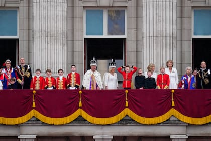 Los príncipes de Gales (a la izquierda) y el resto de los "elegidos" para acompañar a Sus Majestades en el saludo del balcón.
