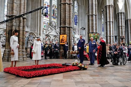 Los príncipes de Gales junto a Carlos III y la reina
Camilla en el interior de la abadía de Westminster,
frente a la tumba del Soldado Desconocido. A un
costado, en sillas de rueda, se lo ve a Ken Hay,
veterano de la Segunda Guerra Mundial, de 99
años.