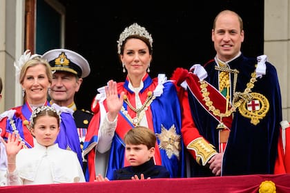 Los príncipes de Gales junto a sus hijos, la princesa Charlotte y el príncipe Louis. A la izquierda se ve a la duquesa de Edimburgo y, mpás atrás a Timothy Lawrence, el marido de la princesa real Ana.