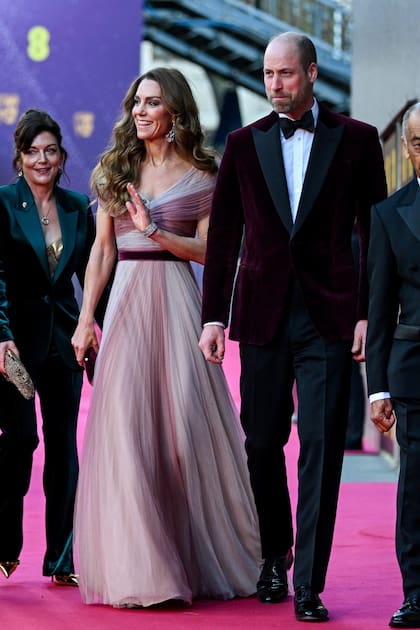 Los príncipes de Gales, Kate y Guillermo, patrones de la Academia británica de cine y TV asistieron a los premios que se entregaron en Londres este domingo