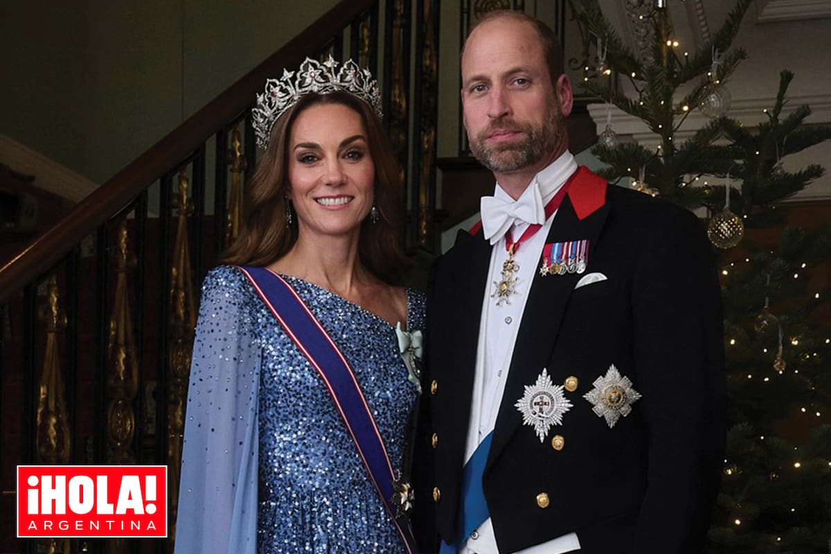 Los príncipes de Gales, Kate y William. Él llevó su uniforme de gala y ella eligió un impactante vestido con capa de Jenny Packham, una de sus diseñadoras favoritas
