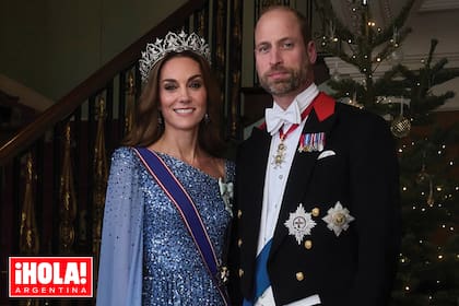 Los príncipes de Gales, Kate y William. Él llevó su uniforme de gala y ella eligió un impactante vestido con capa de Jenny Packham, una de sus diseñadoras favoritas