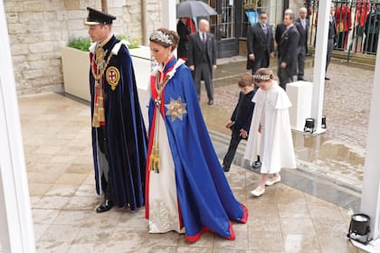 Los príncipes de Gales llegan a la abadía de Westminster junto con sus
dos hijos menores, Charlotte y Louis. William lució el uniforme de gala de la Guardia Galesa, las medallas de los Jubileos de Oro, Diamante y Platino de su abuela, la reina Isabel II, y el manto y el collar de la Orden de la Jarretera. Kate, por su parte, impactó con un vestido de Alexander McQueen, una de sus etiquetas de cabecera.