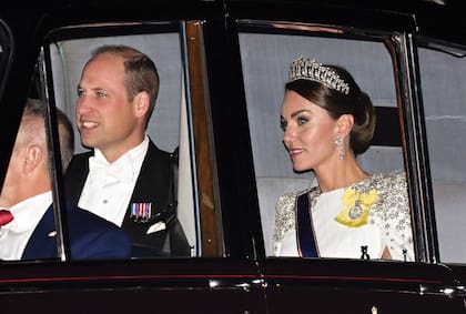 Los príncipes de Gales llegando al palacio de Buckingham para recibir al presidente Cyril Ramaphosa en el primer día de su vista de Estado al Reino Unido.