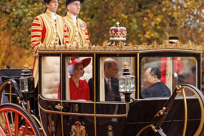 Los príncipes de Gales y el mandatario de Corea del Sur, en el carruaje que los llevó al Palacio de Buckingham tras la ceremonia de bienvenida.