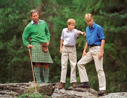 Los príncipes estaban de vacaciones en Balmoral, la residencia oficial de su abuela, la reina Isabel II, en Escocia, cuando su madre murió en el Puente del Alma, en París, junto a Dodi Al-Fayed. Quince días antes, William y Harry habían protagonizado este posado junto a su padre.