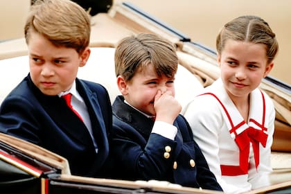 Los príncipes Jorge, Luis y Charlotte, en una carroza durante el desfile Trooping the Colour