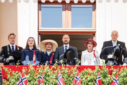 Los príncipes Mette-Marit y Haakon junto a sus hijos, Magnus e Ingrid Alexandra, y
los reyes Sonia y Harald, durante el desfile por el Día de la Constitución noruega, en mayo de 2025