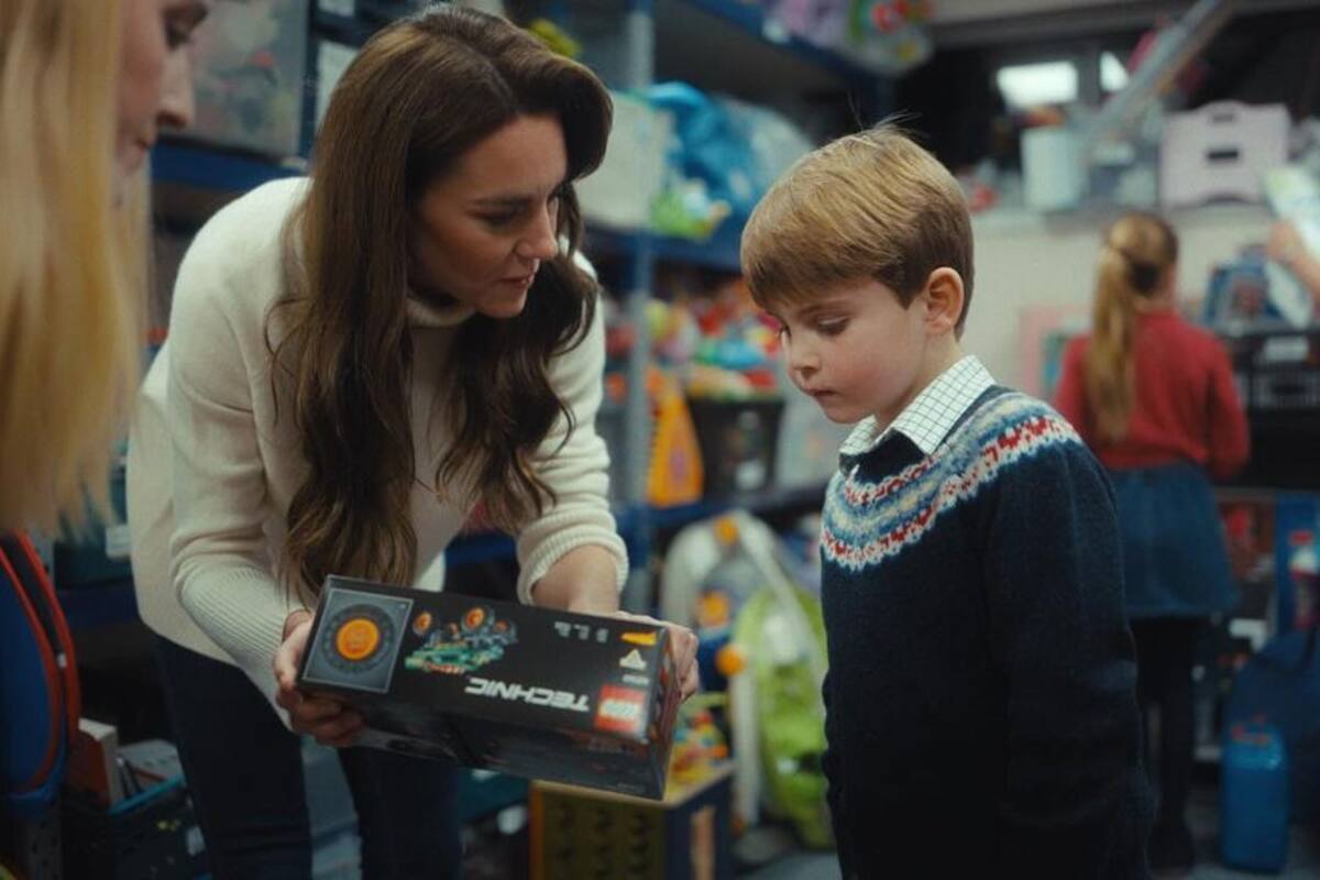 Los príncipes seleccionaron juguetes para regalarle a otros niños