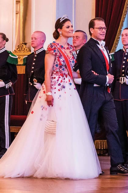 Los príncipes Victoria y Daniel de Suecia. La heredera del trono sueco llevó un diseño de Frida Jonsvens y la tiara Lauren.