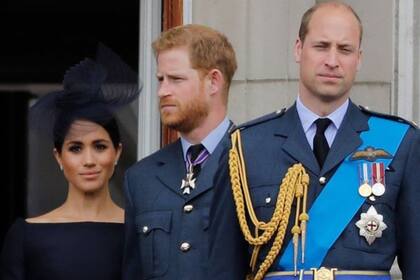 Los príncipes William y Harry, junto a Meghan Markle (The Mirror)