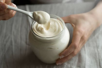 Los probióticos presentes en el yogur son microorganismos vivos que fortalecen el sistema inmunológico y equilibran la flora intestinal