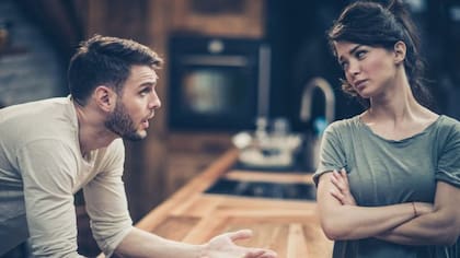 Los problemas de larga duración y de combustión lenta son el verdadero veneno de la relación, no los eventos o confrontaciones grandes, explosivos o únicos