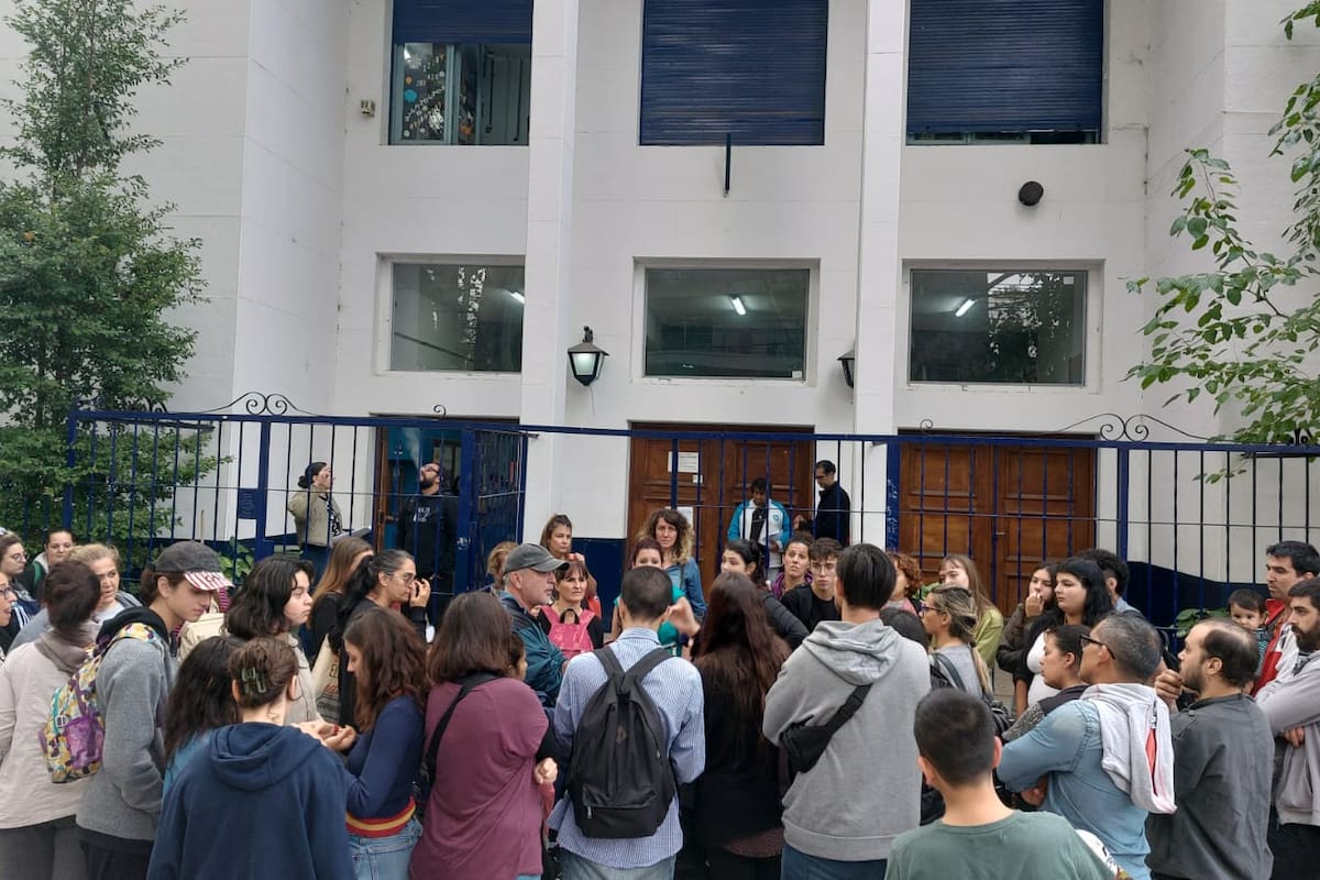 Los problemas edilicios no son una novedad para las familias de los alumnos de la Escuela Normal Superior Antonio Mentruyt, de Lomas de Zamora