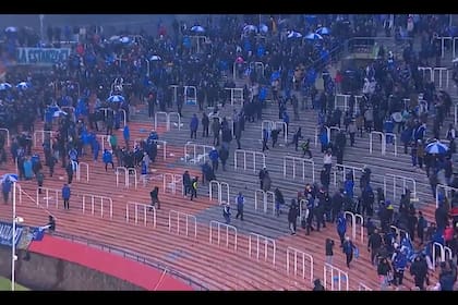 Los problemas se originaron en la popular del lado del sur del estadio Malvinas Argentinas; los indicios hacen suponer que los barrabravas querían forzar la suspensión de Godoy Cruz vs. San Lorenzo, y lo consiguieron.