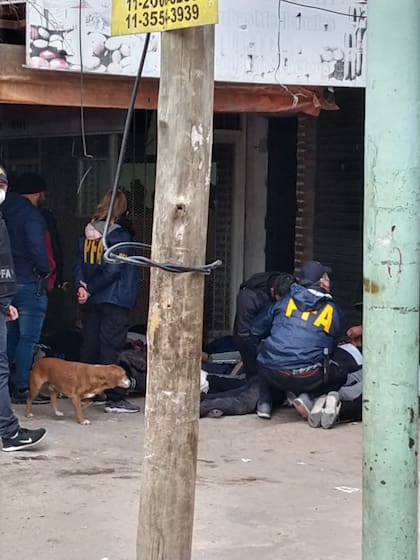 Los procedimientos fueron dispuestos por el juez federal Julián Ercolini en el marco de la investigación sobre una organización dedicada a la venta de estupefacientes en la zona