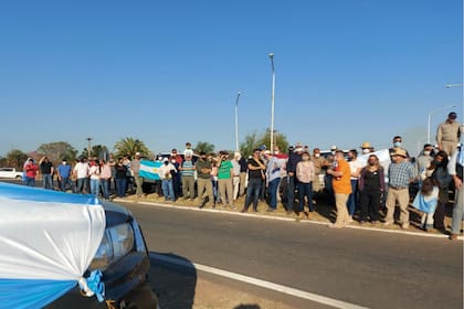 Los productores, al costado de la ruta en Las Breñas, Chaco
