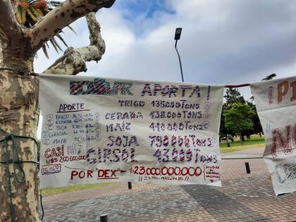 Los productores colgaron pancartas frente a la municipalidad.