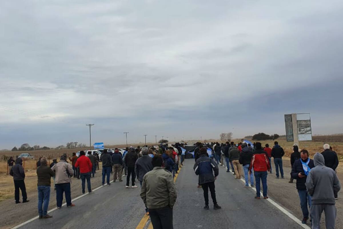 Los productores cortaron la ruta 7 cerca del límite con San Luis