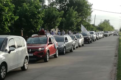 Los productores de Pehuajó marcharon en caravana y firmaron un petitorio para el intendente de esa ciudad para que libere la circulación y los accesos rurales