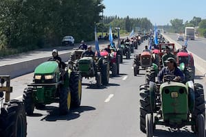 Los productores del Alto Valle, Río Negro, en el tractorazo por la ruta nacional 22