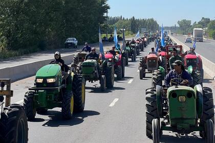 Los productores del Alto Valle, Río Negro, en el tractorazo por la ruta nacional 22
