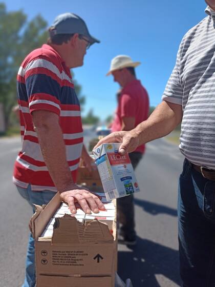 Los productores repartieron leche