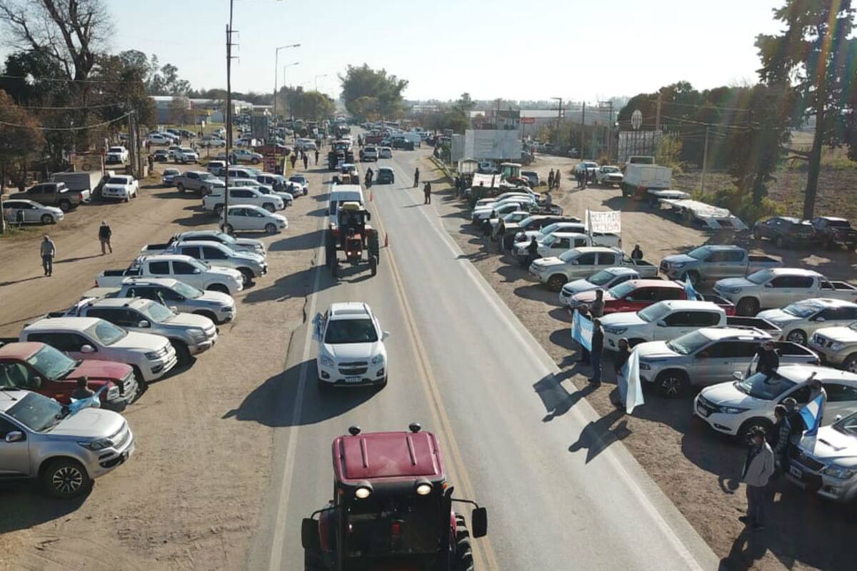 Los productores se concentraron a la vera de la ruta en Sinsacate para luego hacer una caravana