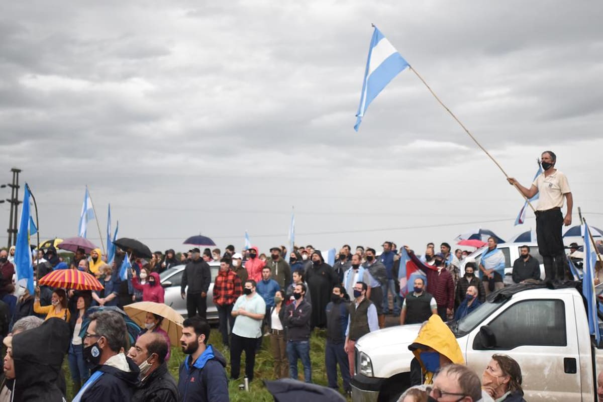 Los productores se concentraron hoy frente al campo usurpado que denunció Luis Miguel Etchevehere