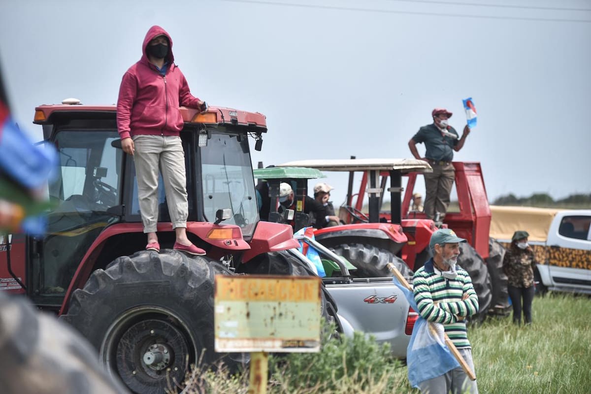 Los productores se movilizaron hacia la entrada del campo cuya usurpación denunció el exministro de Agricultura Luis Miguel Etchevehere