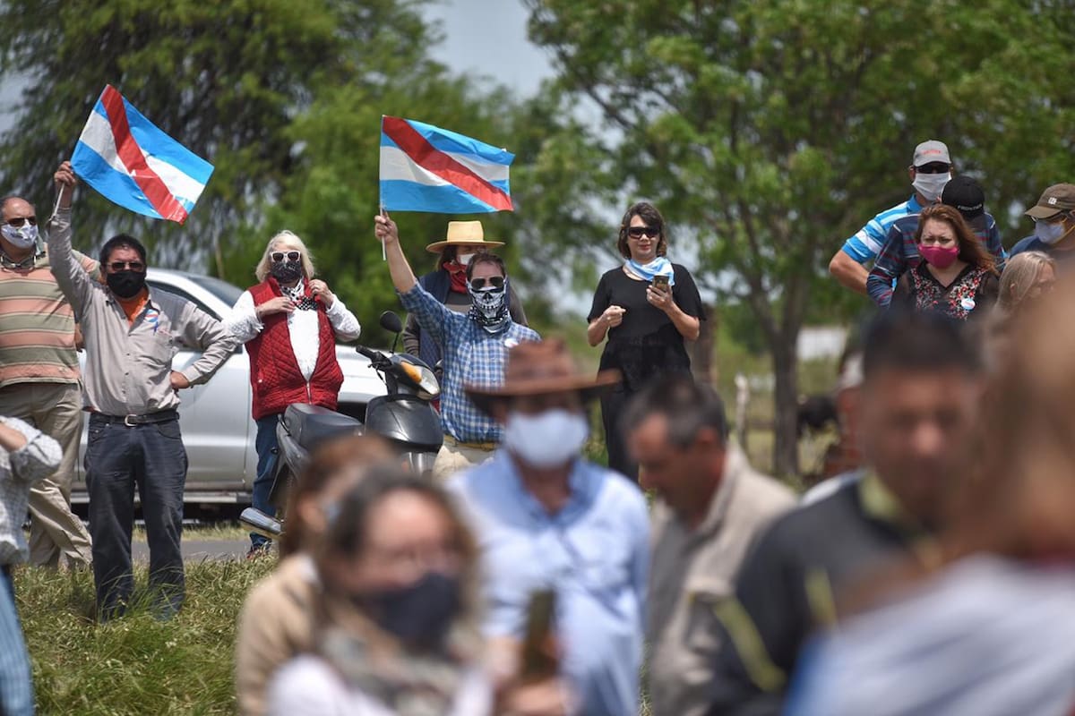 Los productores se movilizaron hacia la entrada del campo cuya usurpación denunció el exministro de Agricultura Luis Miguel Etchevehere