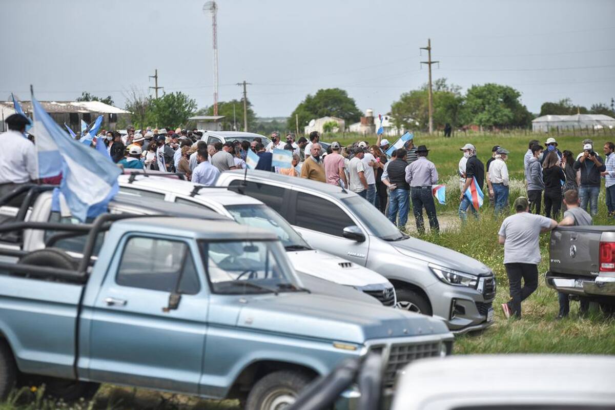 Los productores se movilizaron hacia la entrada del campo cuya usurpación denunció el exministro de Agricultura Luis Miguel Etchevehere