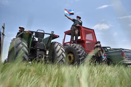 Los productores se movilizaron hacia la entrada del campo cuya usurpación denunció el exministro de Agricultura Luis Miguel Etchevehere