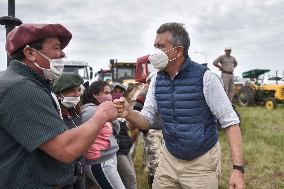 Los productores se movilizaron hacia la entrada del campo cuya usurpación denunció el exministro de Agricultura Luis Miguel Etchevehere