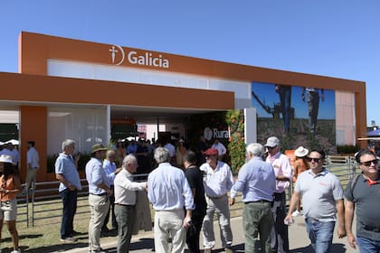 Los productores visitan los stands de los bancos