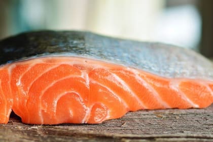 Los profesionales consideran que el salmón contiene otros nutrientes, como proteínas, selenio y yoduro, que pueden respaldar o aumentar los efectos saludables de estas grasas