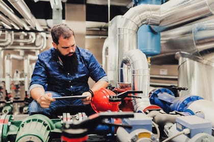 Los profesionales contratados tendrán la responsabilidad de operar, ajustar e inspeccionar centrales de vapor, generadores, bombas, motores y sistemas de calefacción, ventilación y aire acondicionado en edificios públicos