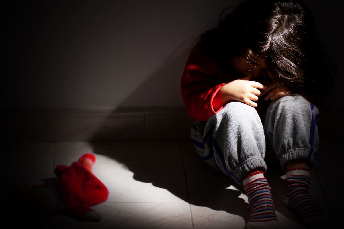 Los profesionales de la salud deben estar muy atentos a cómo los niños dan su respuesta: por ejemplo, si están temerosos o miran al adulto que los acompaña antes de responder