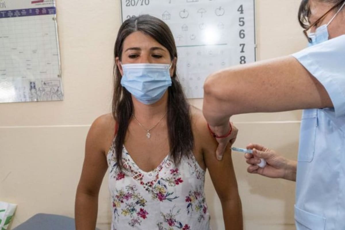 Los profesionales de la salud insisten en que la vacunación es la clave para combatir el Covid-19