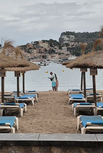 Los profesionales del SAMU 061 organizaron un traslado especial para que la paciente pudiera llegar hasta la costa (Foto: Instagram @ib_salut)
