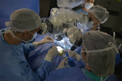 Los profesionales, durante una operación