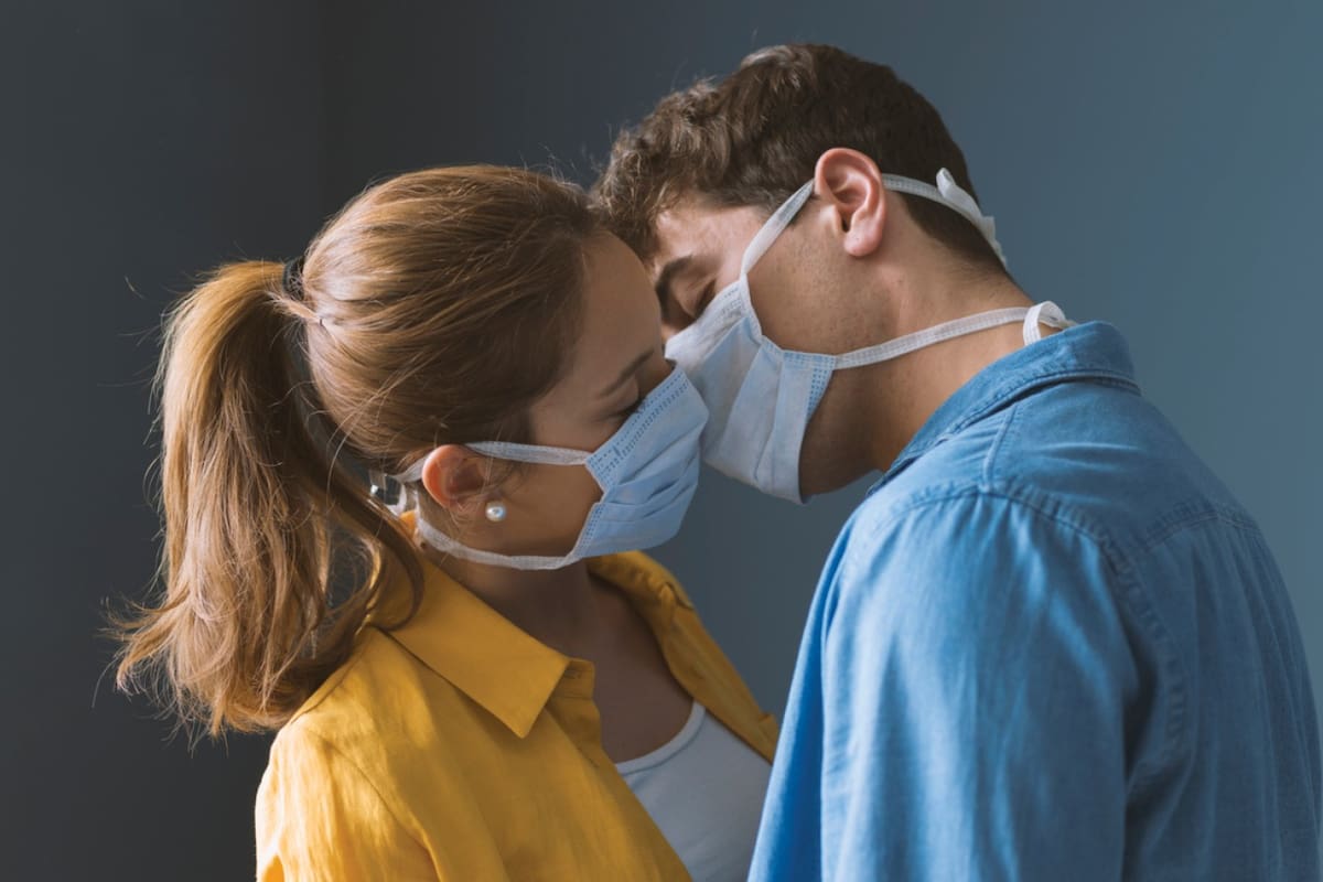 Los profesionales recomiendan una serie de medidas para tener sexo en tiempos de pandemia, entre ellas, el uso de tapabocas