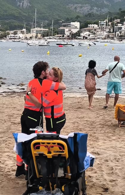 Los profesionales sanitarios permanecieron junto a la paciente durante toda la experiencia (Foto: Instagram @ib_salut)