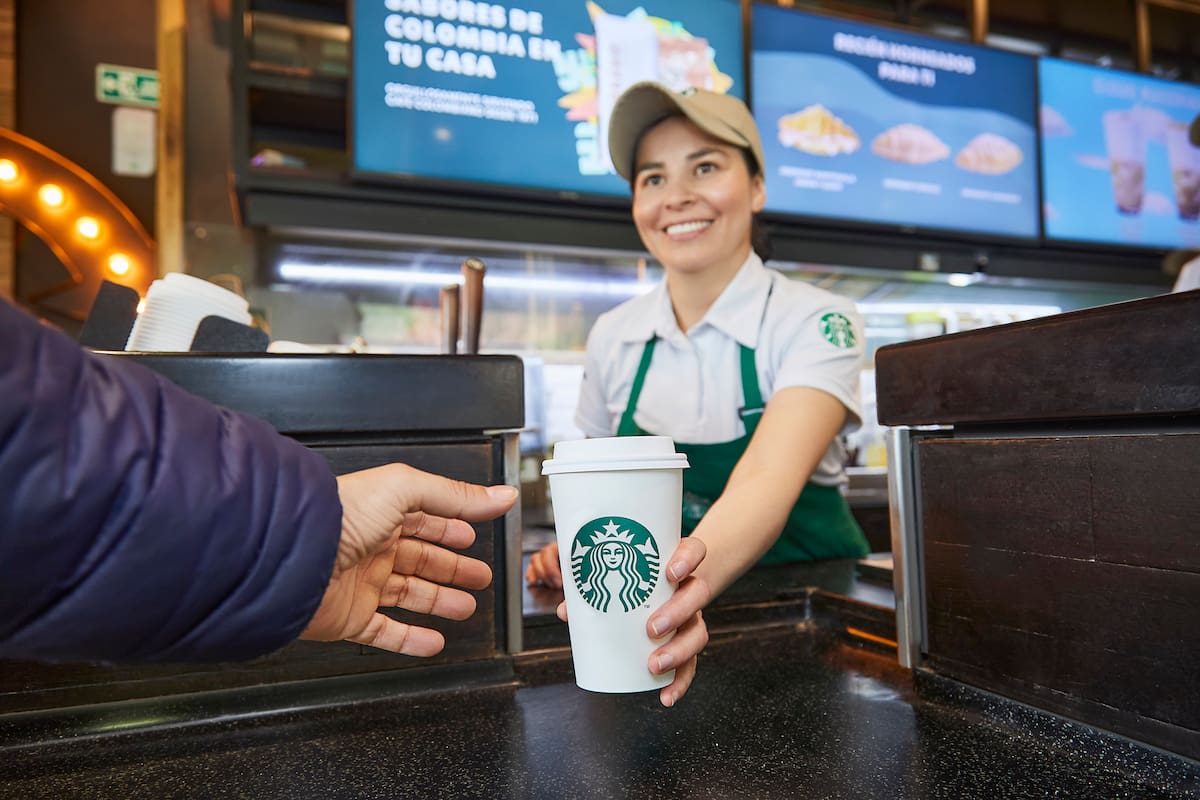 Los programas de fidelidad de Costco y Starbucks les han permitido ganarse a los “estadounidenses ahorrativos”