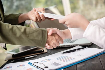 Los programas de gestión de deudas, administrados por agencias de asesoría crediticia, desarrollan planes de pago realistas mientras negocian tasas reducidas con los acreedores
