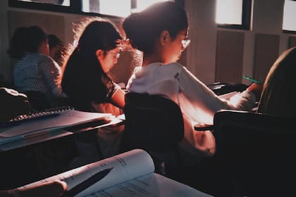Los programas de vales escolares permite que los padres utilicen fondos públicos para financiar la educación en escuelas privadas