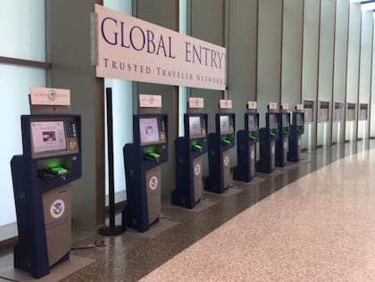 Los programas TTP permiten a los miembros utilizar carriles acelerados en los aeropuertos de los EE.UU.